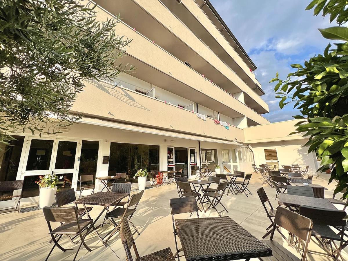 Hotel Old River لينانو سابيادورو المظهر الخارجي الصورة